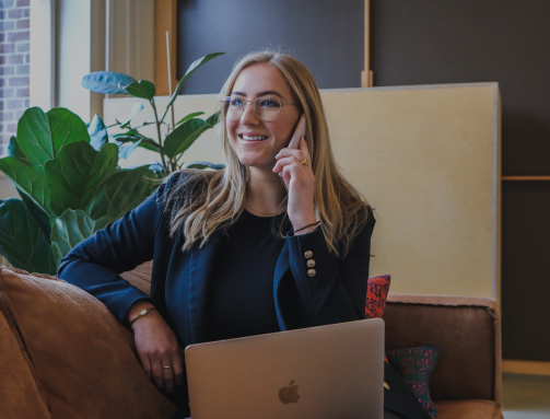 Mulher assessora de investimentos falando no celular com cliente sobre a Mycapital.