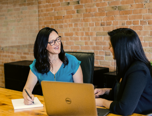 Imagem chamada Mycapital. Contadora conversando com cliente​