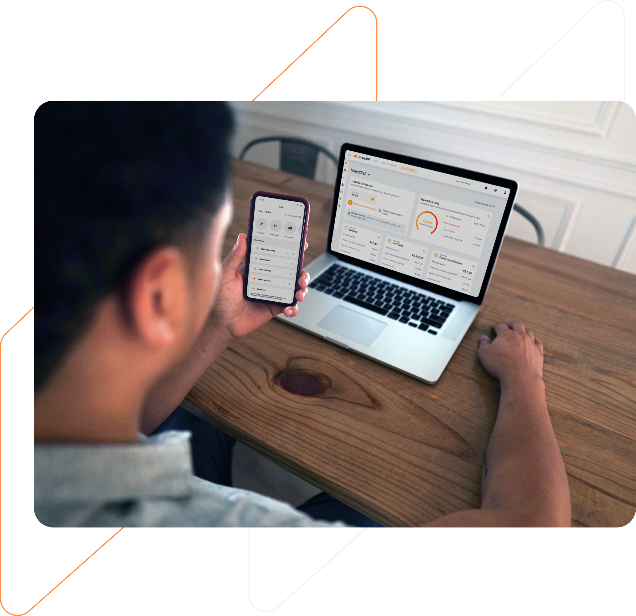 Homem acessando a plataforma Mycapital através do smartphone pelo aplicativo e através do notebook pela versão desktop.